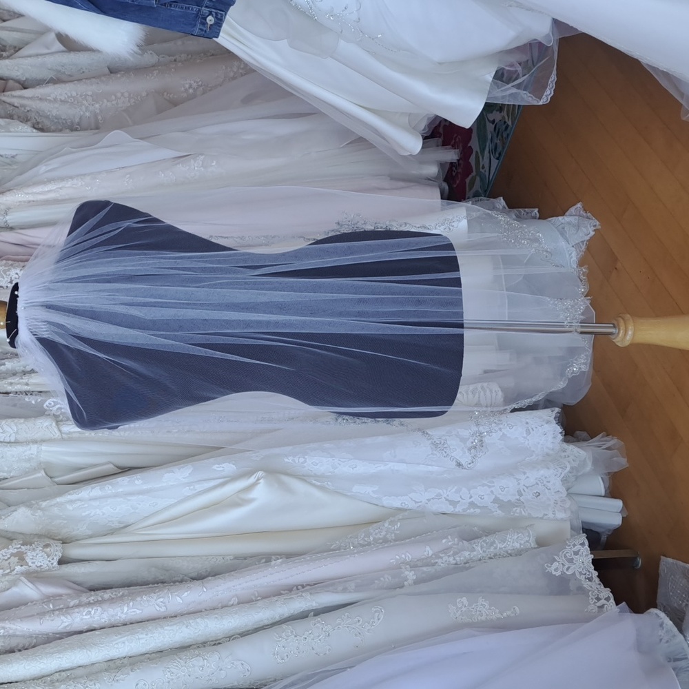 Beaded edge veil
